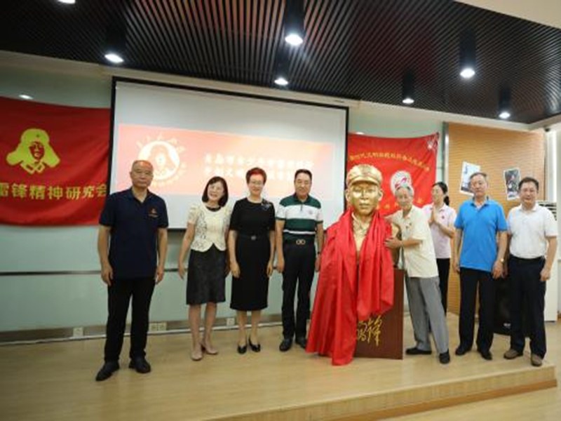 “缅怀雷锋 致敬英雄”- 雷锋塑像落成仪式在高邮湖路社区举行