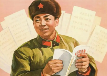 老师同学惋惜地望着雷锋背影